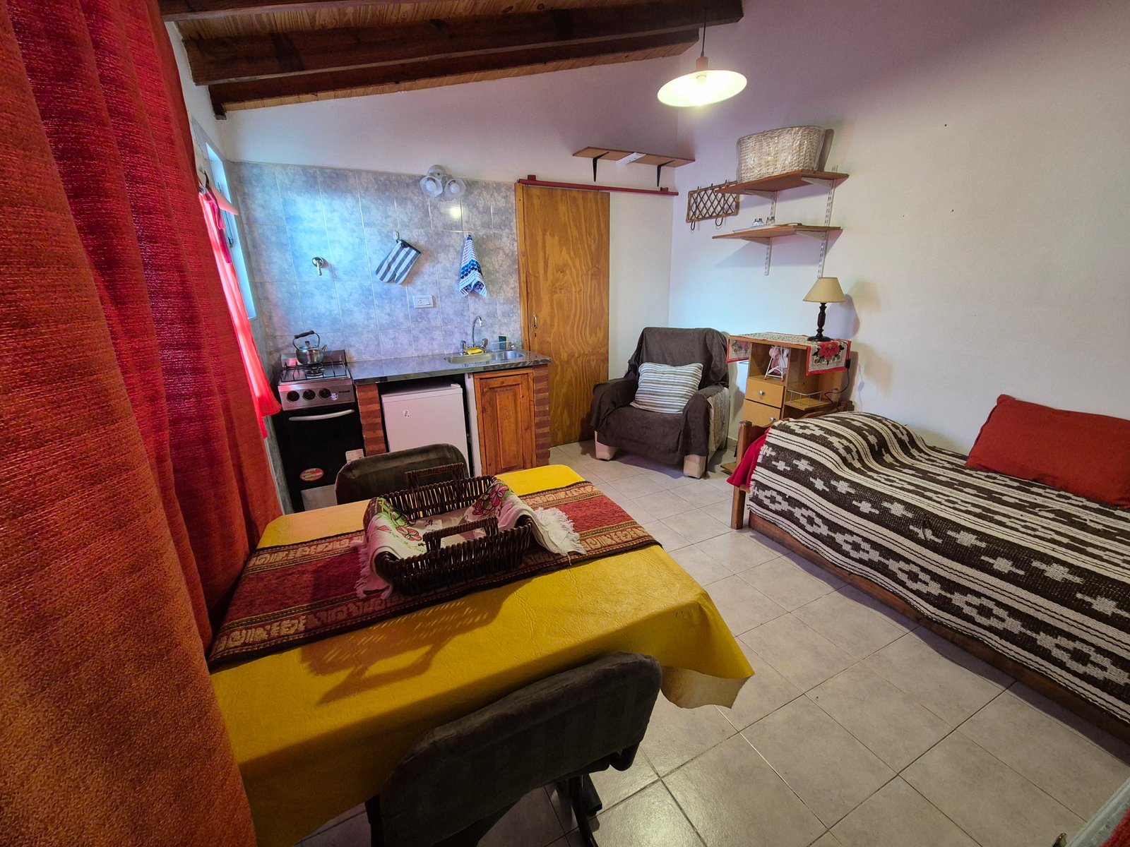 Vista de la cama y la puerta del baño
